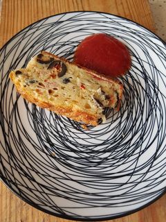 Una foto de 🥧Bizcocho salado de queso 🧀 Idiazábal con aceitunas 🫒 y pimientos🌶️