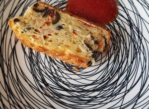 Foto principal de 🥧Bizcocho salado de queso 🧀 Idiazábal con aceitunas 🫒 y pimientos🌶️