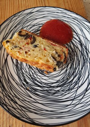 Una foto de 🥧Bizcocho salado de queso 🧀 Idiazábal con aceitunas 🫒 y pimientos🌶️