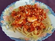 Una foto de espagueti con surimi