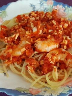 Una foto de Espaguetis con langostinos y surimi (otra versión)