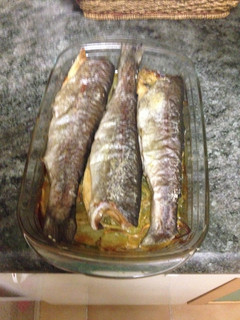 Una foto de Truchas al horno con patatas y cebolla