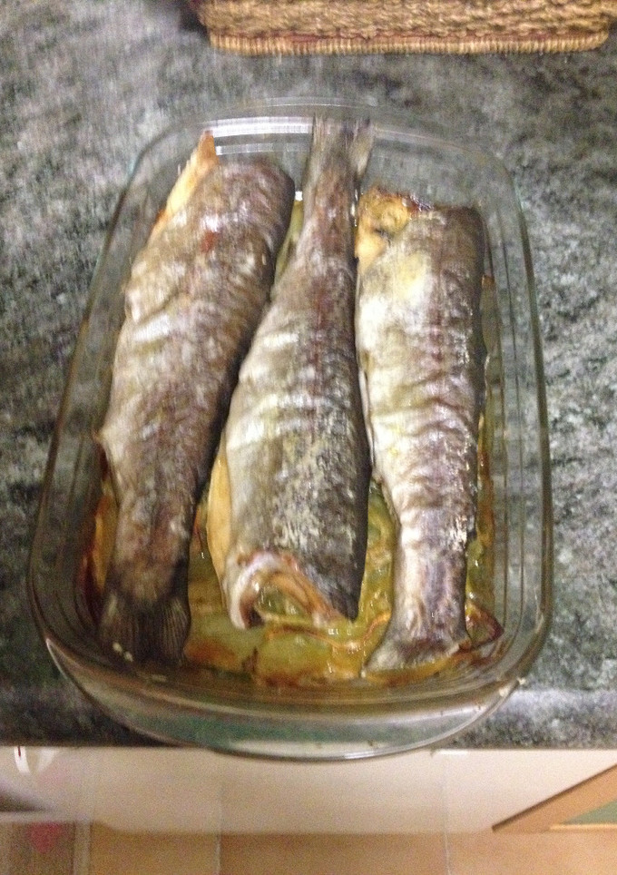 Una foto de Truchas al horno con patatas y cebolla
