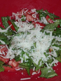Una foto de Ensalada fresca con un toque de parmesano!!