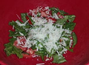 Una foto de Ensalada fresca con un toque de parmesano!!