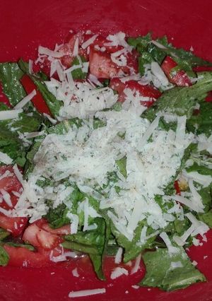 Una foto de Ensalada fresca con un toque de parmesano!!