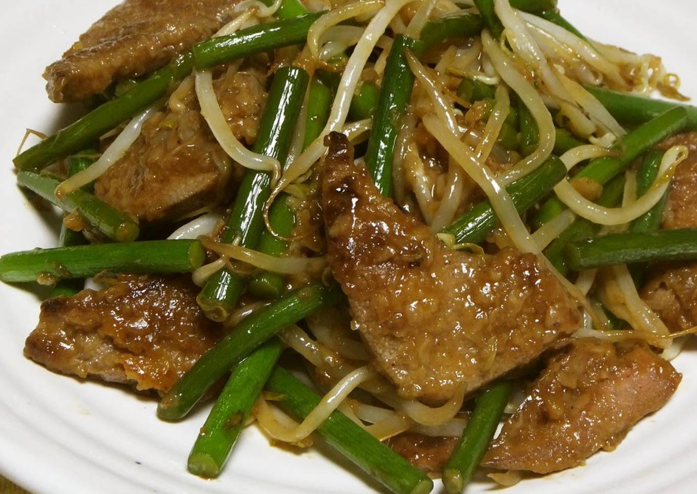 Beef Livers and Garlic Shoot Stir-fry