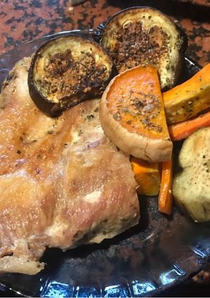 Una foto de Churrasquito de cerdo con verduras