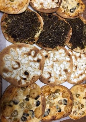 صورة لوصفة طريقة عمل مناقيش الزعتر والجبنه النابلسيه وأقراص البيتزا
