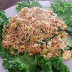 A picture of Stir-fried macci noodles and egg.