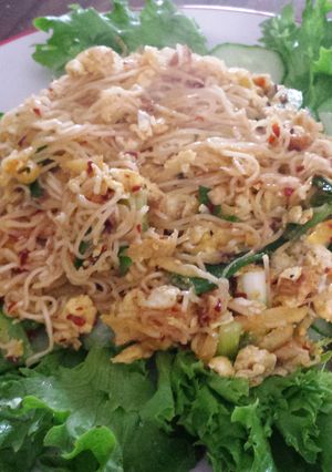 A picture of Stir-fried macci noodles and egg.