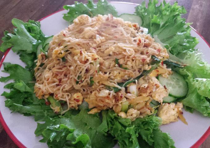 Stir-fried macci noodles and egg