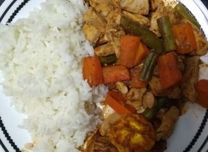 Una foto de Habichuelas y Zanahoria con pollo / Lahme ma'a lubiah