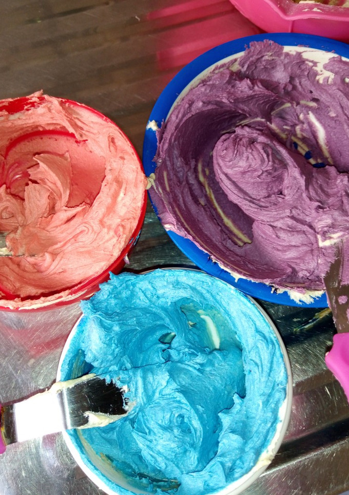 A picture of How to colour butter icing.
