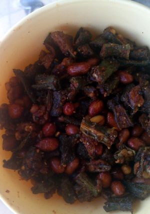 A picture of crispy fried okra with peanuts.