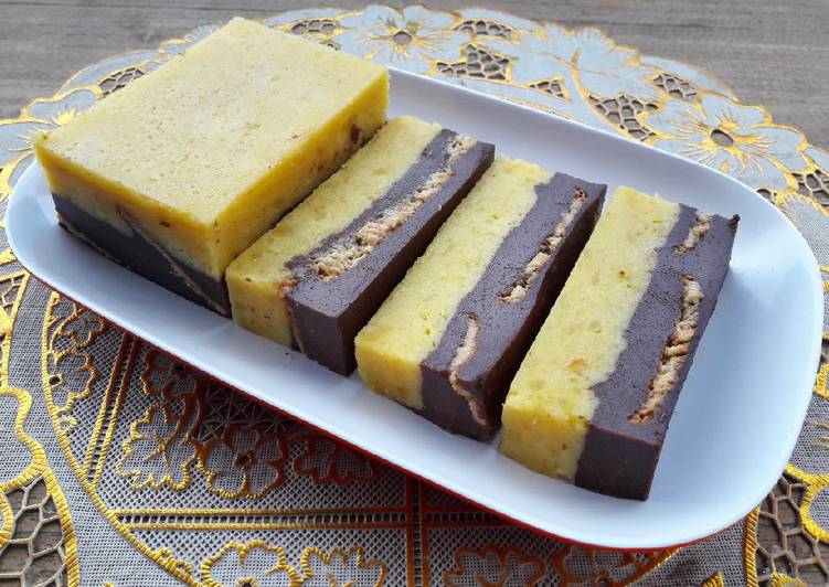 Langkah Mudah untuk Membuat Puding Brownies Lapis Kentang Biskuit, Lezat Sekali