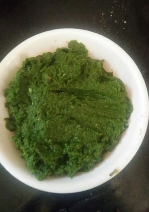 લીલા લસણ અને કોથમીર ની ચટણી (Lila Lasan Kothmir Chutney Recipe In Gujarati) રેસીપી મુખ્ય ફોટો