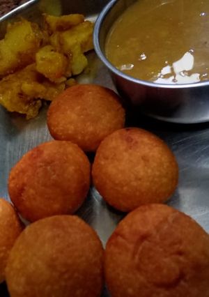 गरमा गर्म बाटी (Garma garm baati recipe in hindi) रेसिपी मुख्य फोटो