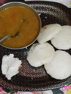 A picture of Idli Sambar.