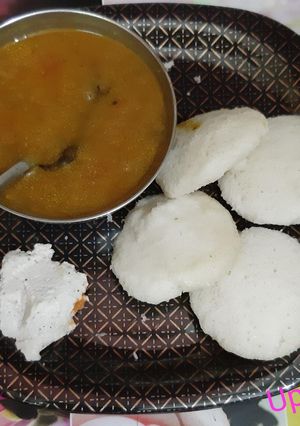 A picture of Idli Sambar.
