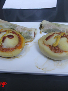 Una foto de Patatas rellenas y frankfurt envuelto en pasta wonton