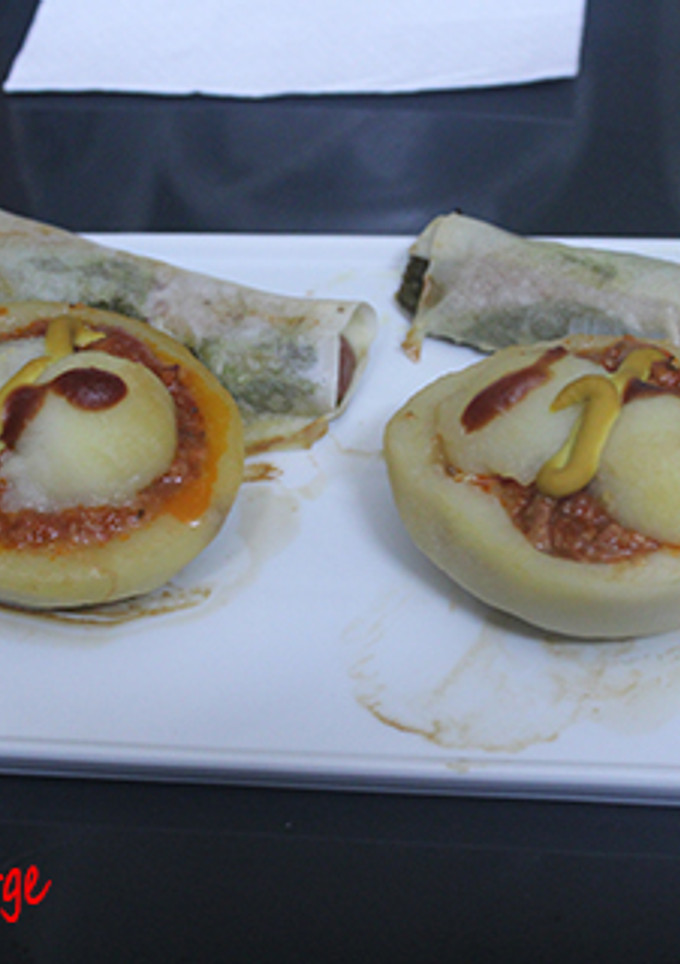 Una foto de Patatas rellenas y frankfurt envuelto en pasta wonton