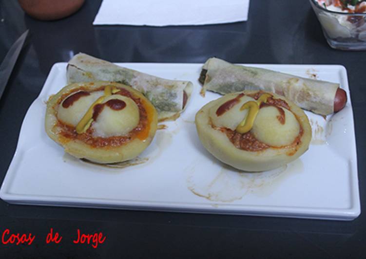 Patatas rellenas y frankfurt envuelto en pasta wonton