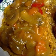 A picture of curry mushrooms and peppers in a sauce.
