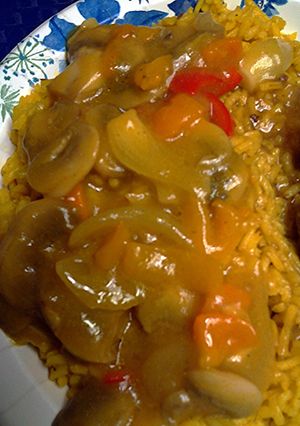 A picture of curry mushrooms and peppers in a sauce.