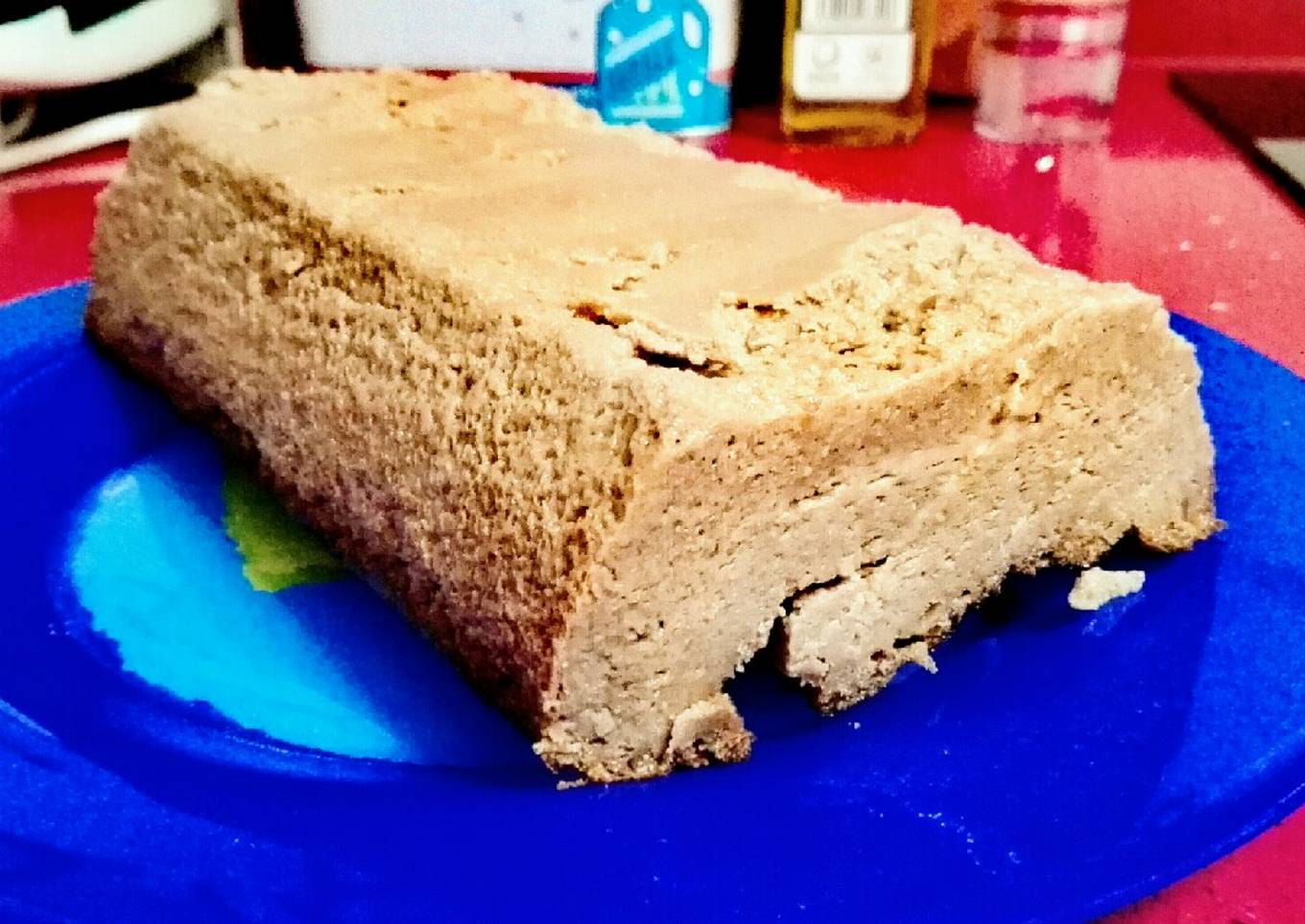 Pudín de turrón de chocolate con cacahuetes, miel y croissants