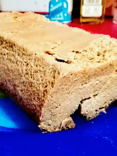 Una foto de Pudín de turrón de chocolate con cacahuetes, miel y croissants