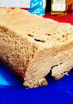 Una foto de Pudín de turrón de chocolate con cacahuetes, miel y croissants