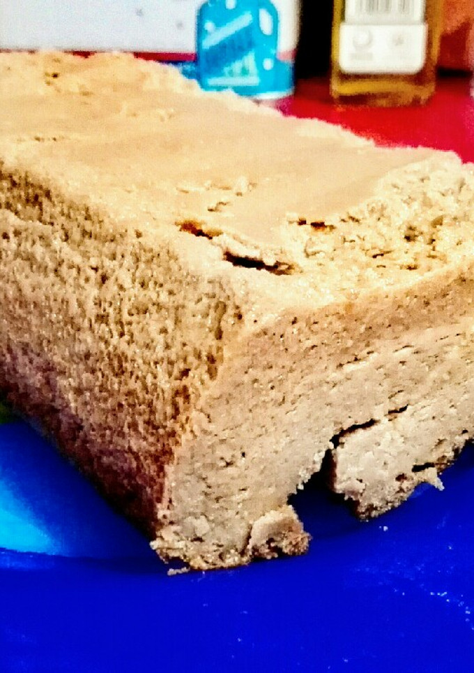 Una foto de Pudín de turrón de chocolate con cacahuetes, miel y croissants