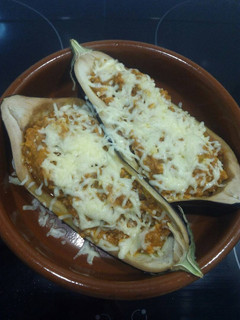 Una foto de Berenjenas rellenas de atún, tomate y aceitunas