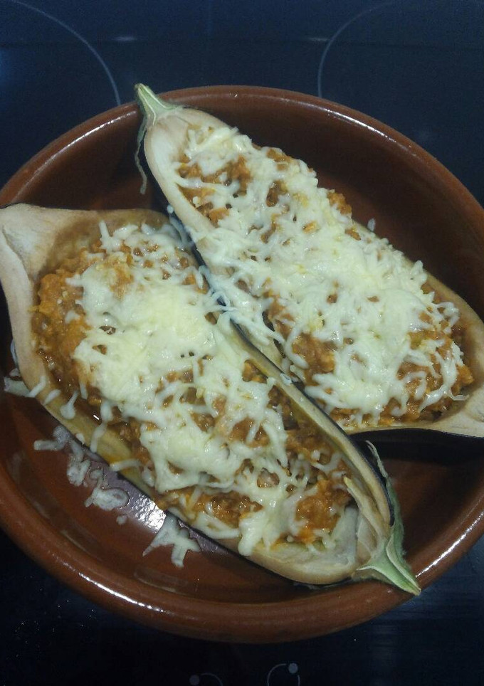 Una foto de Berenjenas rellenas de atún, tomate y aceitunas