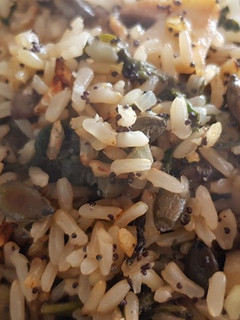 Una foto de Arroz integral salteado con espinacas, champiñones