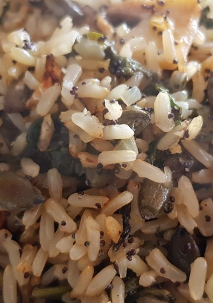 Una foto de Arroz integral salteado con espinacas, champiñones
