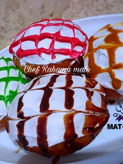 A picture of 4 different Glazed doughnuts💃💃💃💃💃.