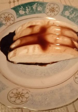 O poză a rețetei Panna cotta cu sos de ciocolată.