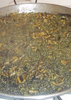 Foto principal de Paella de calamares en su tinta y sin verduras