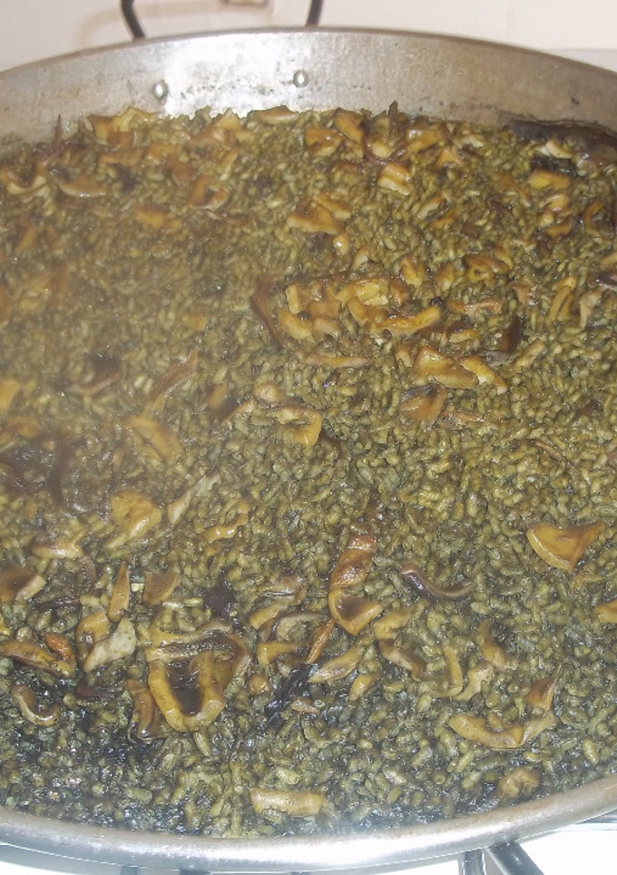 Una foto de Paella de calamares en su tinta y sin verduras