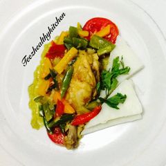 A picture of Yam and chicken coconut sauce.