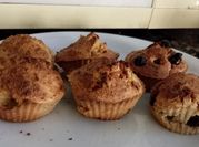 Una foto de leche de almendras muffin y avena