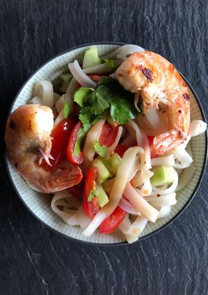 Une photo de Salade de nouilles asiatiques et crevettes