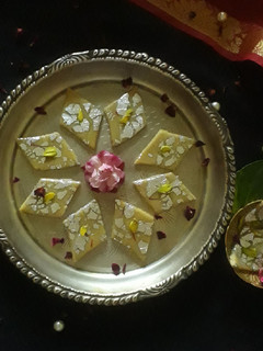 काजू कतली (kaju katli recipe in Hindi) रेसिपी मुख्य फोटो