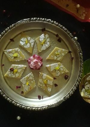 काजू कतली (kaju katli recipe in Hindi) रेसिपी मुख्य फोटो