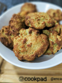 Una foto de Panecillos con queso y pesto de cacahuetes en airfryer