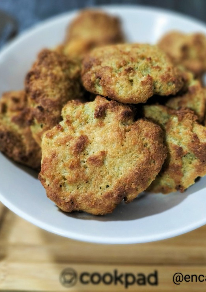 Una foto de Panecillos con queso y pesto de cacahuetes en airfryer