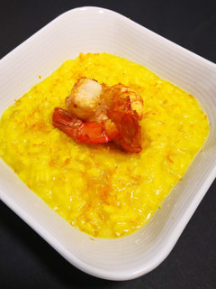 Una foto de Risotto de naranja y cúrcuma con gamba roja