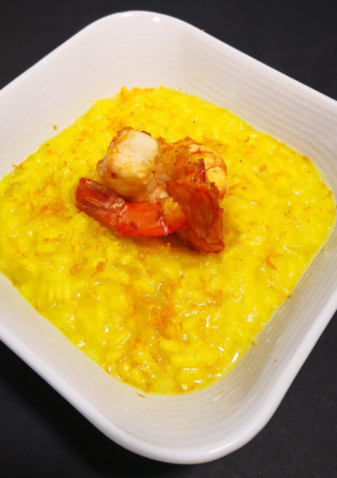 Una foto de Risotto de naranja y cúrcuma con gamba roja